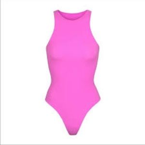 SKIMS FITS EVERYBODY HIGH NECK BODYSUIT | NEON ORCHID